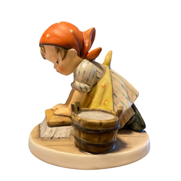 Goebel HUMMEL FIGURINE • “BIG HOUSECLEANING” #363 • 1960GIRL SCRUBBING FLOOR - Picture 2 of 6